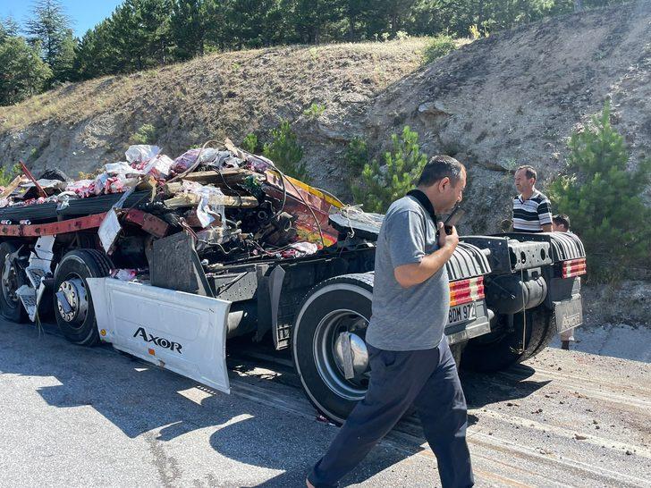 Afyonkarahisar'da iki tırın çarpıştığı kazada 7 kişi yaralandı G4