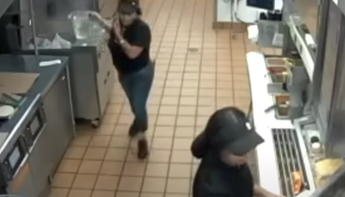 Saniye saniye kameralara yansıdı! Restoran çalışanı müşterilerle kavga edince kaynar suyla dehşet saçtı