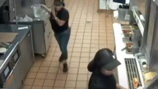 Saniye saniye kameralara yansıdı! Restoran çalışanı müşterilerle kavga edince kaynar suyla dehşet saçtı