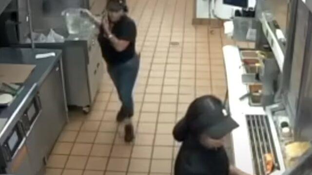 Saniye saniye kameralara yansıdı! Restoran çalışanı müşterilerle kavga edince kaynar suyla dehşet saçtı