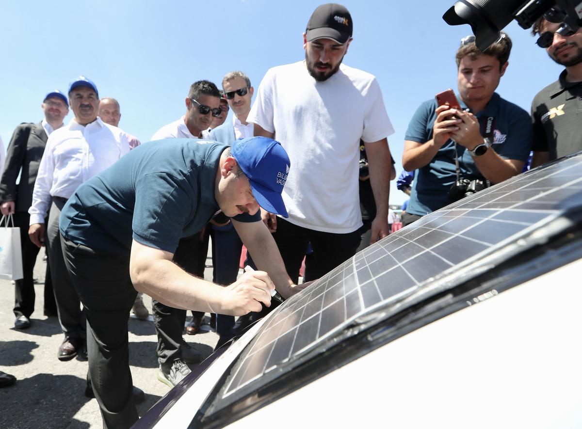 Bakan Varank, TEKNOFEST Robotaksi Binek Otonom Ara&ccedil; Yarışması'na katılan ara&ccedil;ları inceledi: