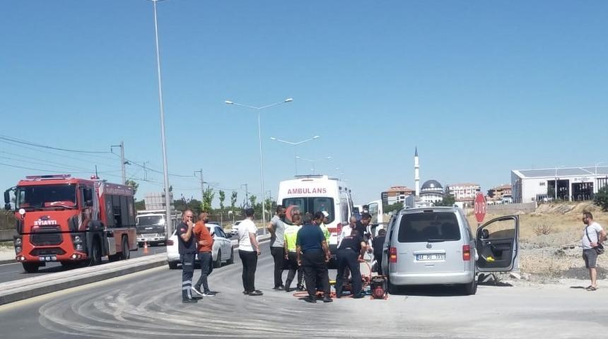 Malatya'da hafif ticari araçla otomobil çarpıştı, sürücüler yaralandı