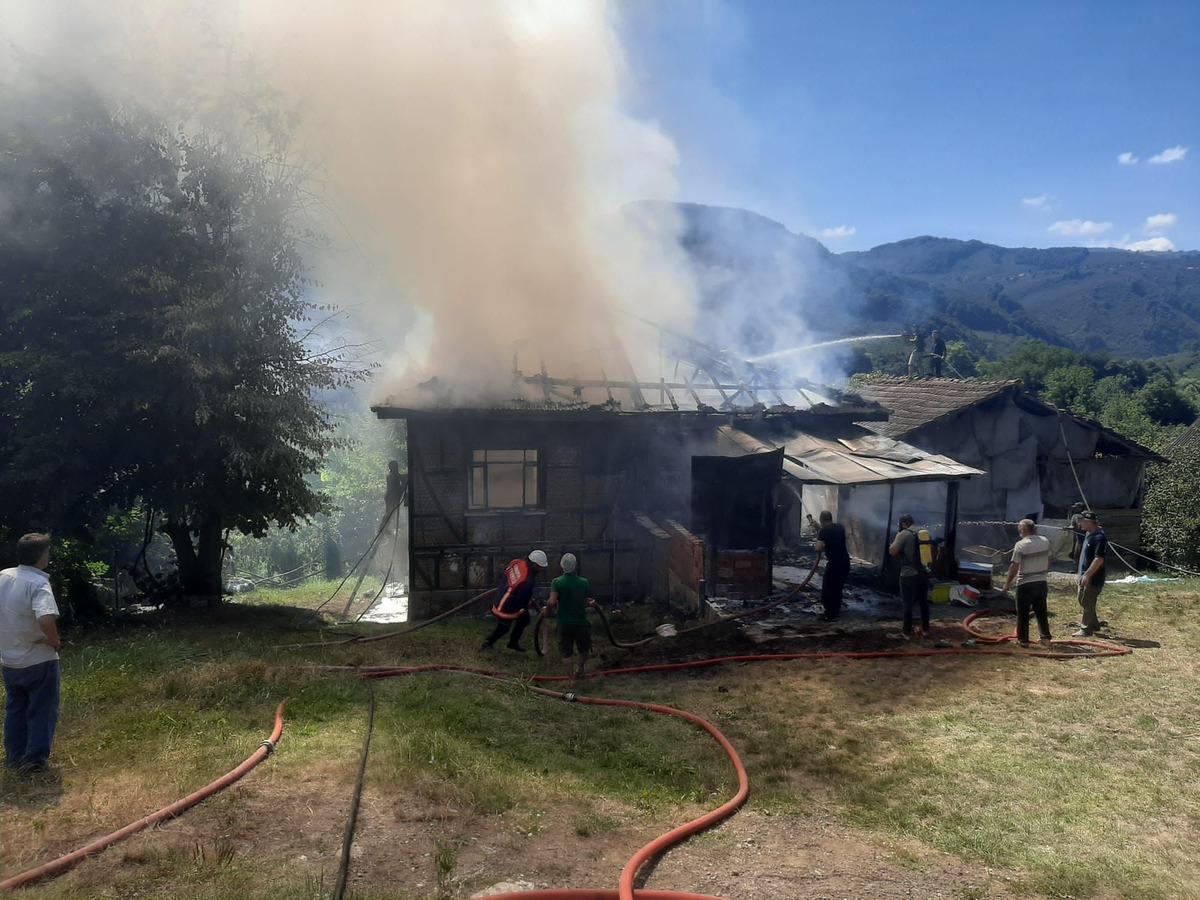 D&uuml;zce'de iki katlı ahşap ev yangında kullanılamaz hale geldi