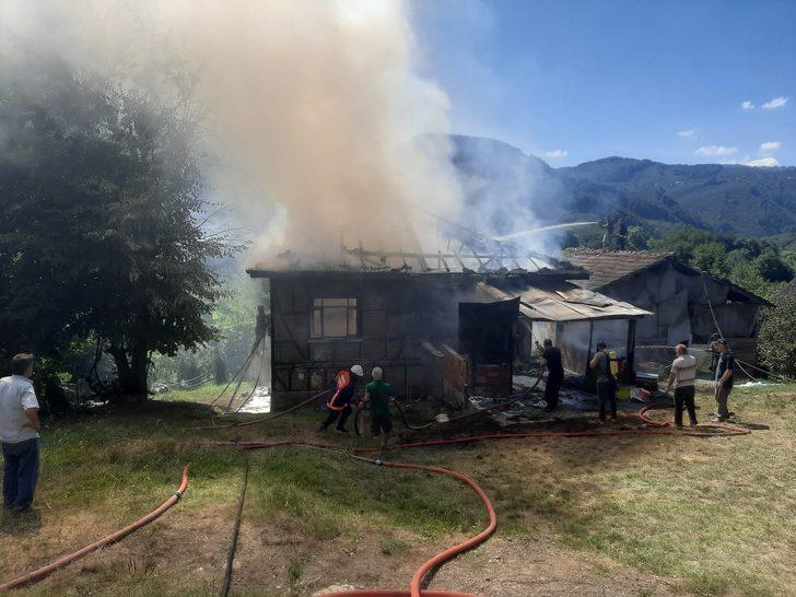 Düzce'de iki katlı ahşap ev yangında kullanılamaz hale geldi G1