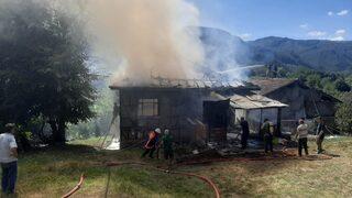 Düzce'de iki katlı ahşap ev yangında kullanılamaz hale geldi