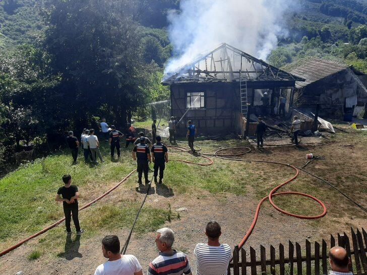 Düzce'de iki katlı ahşap ev yangında kullanılamaz hale geldi G2