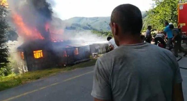 Düzce'de iki katlı ahşap ev yangında kullanılamaz hale geldi G3