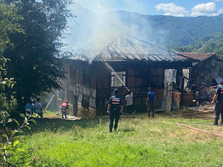 Düzce'de iki katlı ahşap ev yangında kullanılamaz hale geldi G4