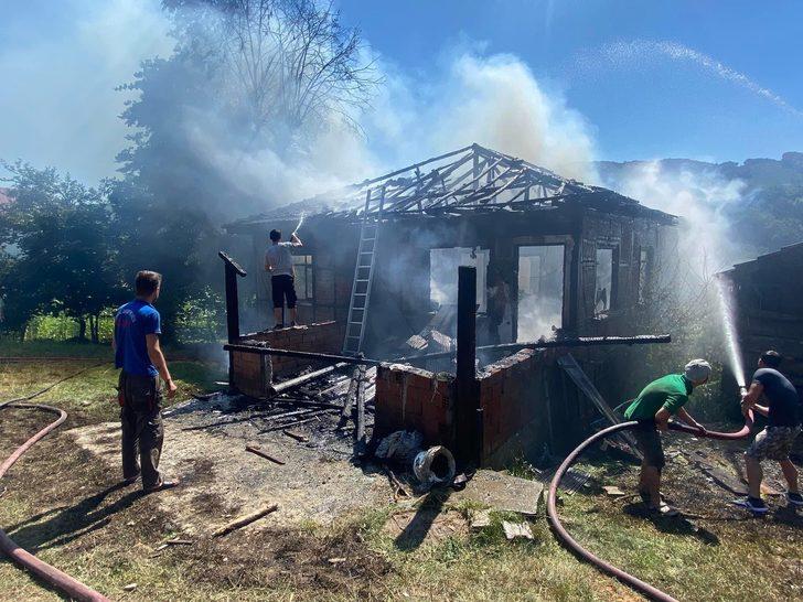 Düzce'de iki katlı ahşap ev yangında kullanılamaz hale geldi G5