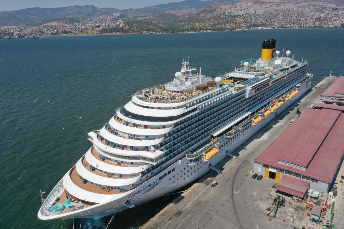 İtalya bayraklı kruvaziyer 1704 yolcusuyla İzmir Limanı'na yanaştı