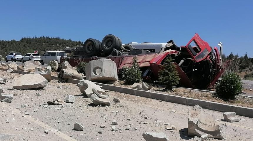 Denizli'de devrilen kamyonun sürücüsü öldü