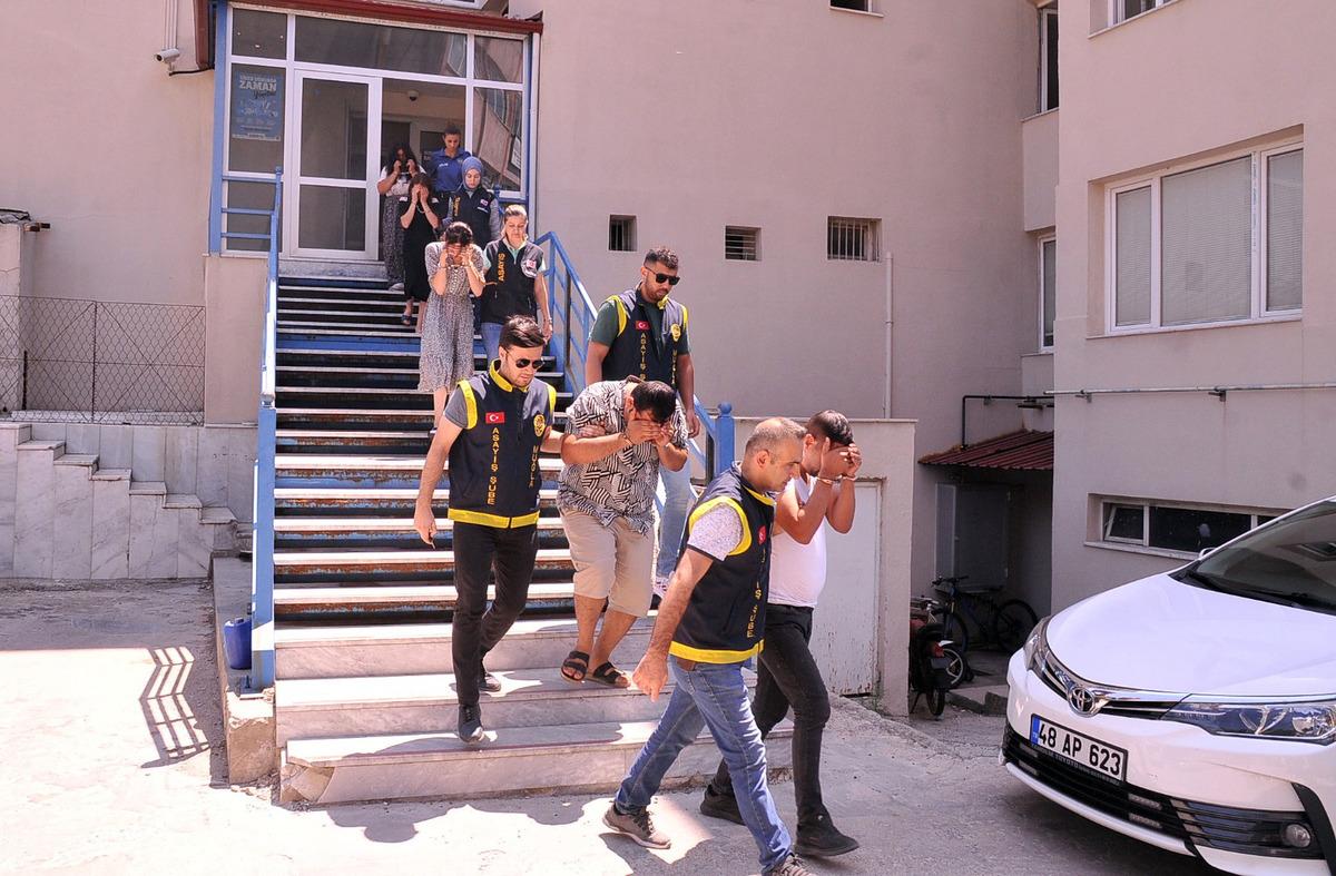 G&Uuml;NCELLEME - Muğla'da evden ziynet eşyaları &ccedil;aldıkları iddiasıyla 5 ş&uuml;pheli yakalandı