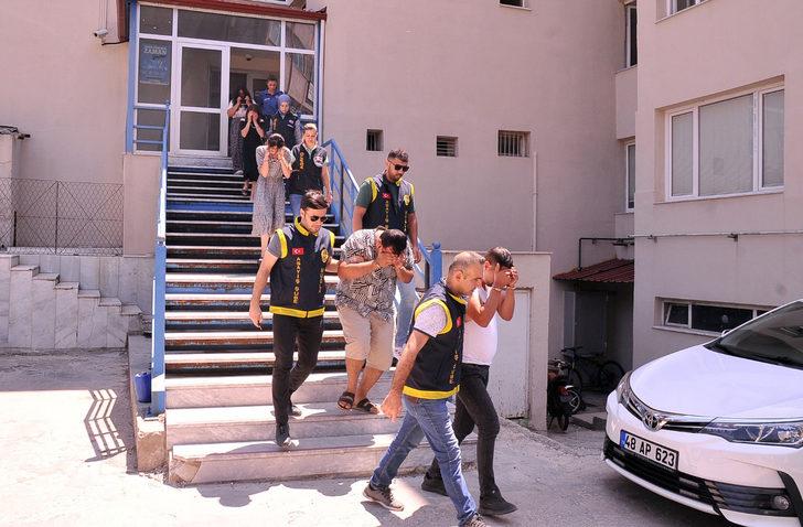 Muğla'da evden ziynet eşyaları çaldıkları iddiasıyla 5 şüpheli yakalandı G1