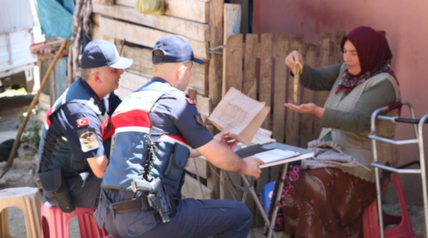 'Kumandanım' yalanı! Parmak izlerinin alınacağı söylendi, elindeki altınları dolandırıcıya kaptırdı
