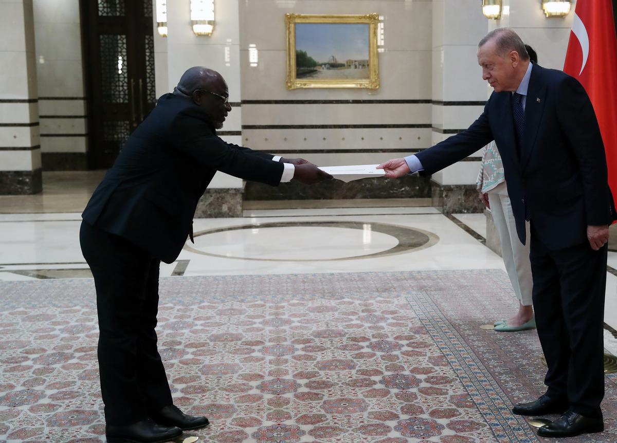 Kongo Demokratik Cumhuriyeti'nin Ankara B&uuml;y&uuml;kel&ccedil;isi Rashidi, Cumhurbaşkanı Erdoğan'a g&uuml;ven mektubu sundu