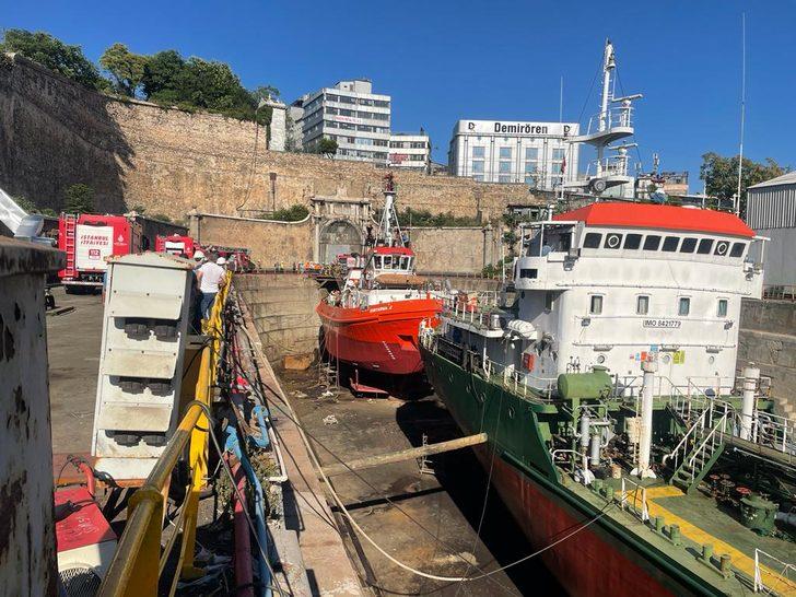 Beyoğlu'nda tersanedeki römorkörde çıkan yangın söndürüldü G1