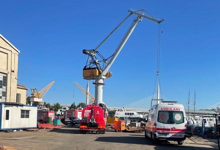 Beyoğlu'nda tersanedeki römorkörde çıkan yangın söndürüldü G3