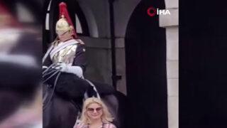 İngiltere’de atlı muhafız ile fotoğraf çektirmek isteyen kadın neye uğradığını şaşırdı!