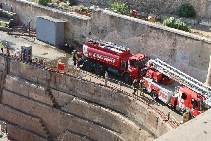 Beyoğlu'nda tersanedeki römorkörde çıkan yangın söndürüldü G4