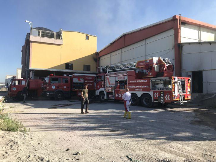 Kayseri'de bir fabrikada çıkan yangına müdahale ediliyor G4
