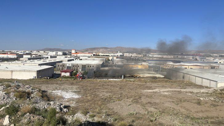 Kayseri'de bir fabrikada çıkan yangına müdahale ediliyor G5