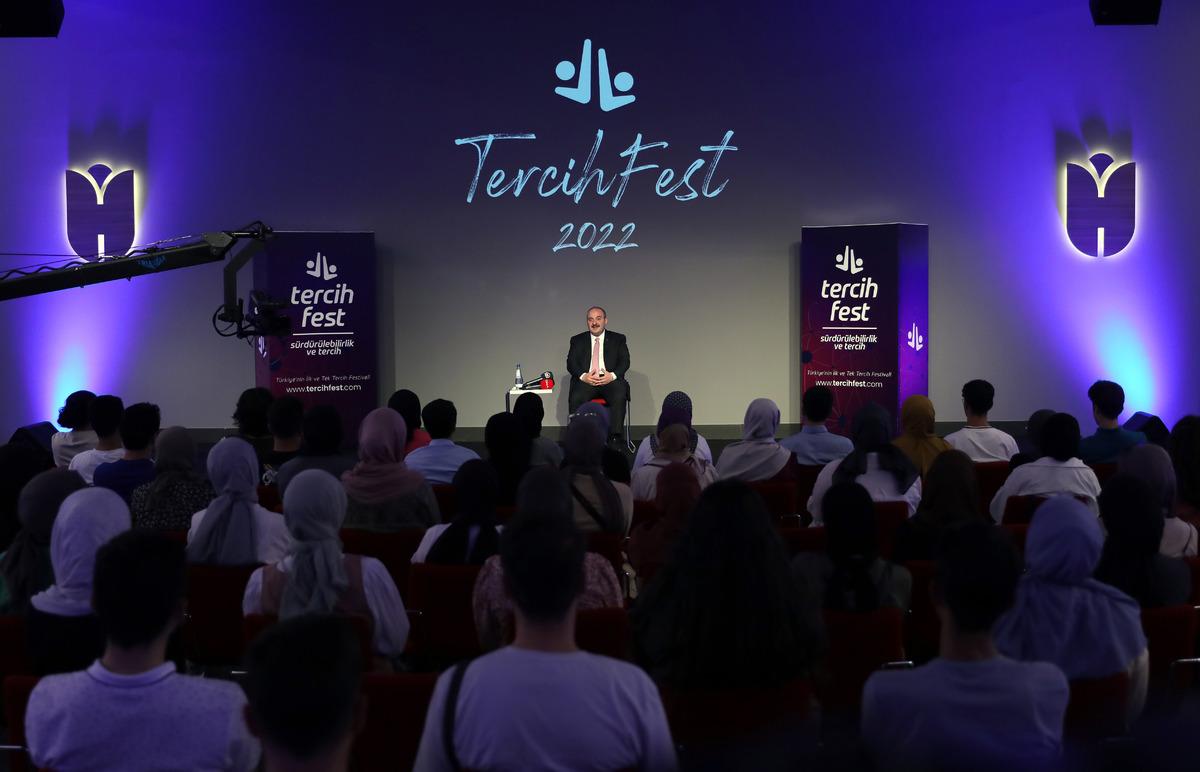 Bakan Varank, İbn Haldun &Uuml;niversitesi Tercih Festivali programında &ouml;ğrencilerle buluştu