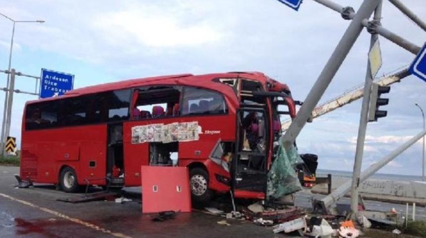 Yolcu otobüsü ile otomobil çarpıştı: 1 ölü, 2’si ağır 29 yaralı