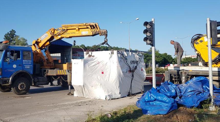 Tır kavşaktan dönüyordu! 40 tonluk pres makinesi yola devrildi
