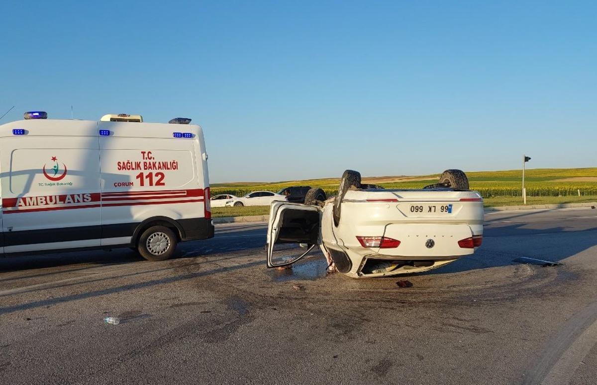 &Ccedil;orum'da iki otomobilin &ccedil;arpıştığı kazada 4 kişi yaralandı