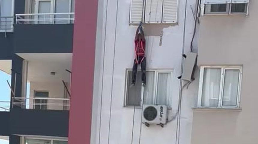 Apartmanın dış boyasını yapıyordu! 11'inci katta asılı kaldı...
