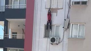 Apartmanın dış boyasını yapıyordu! 11'inci katta asılı kaldı...