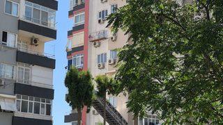 Adana'da emniyet halatında asılı kalan işçi kurtarıldı