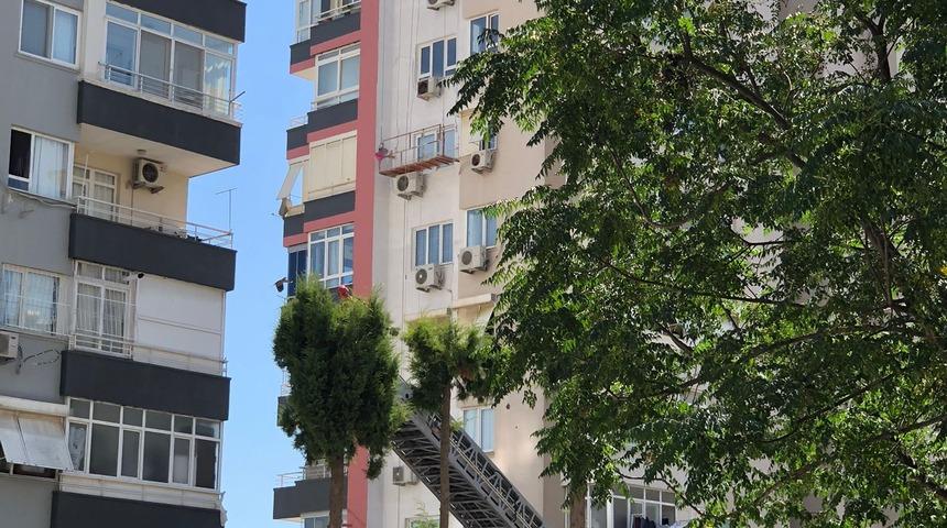 Adana'da emniyet halatında asılı kalan işçi kurtarıldı