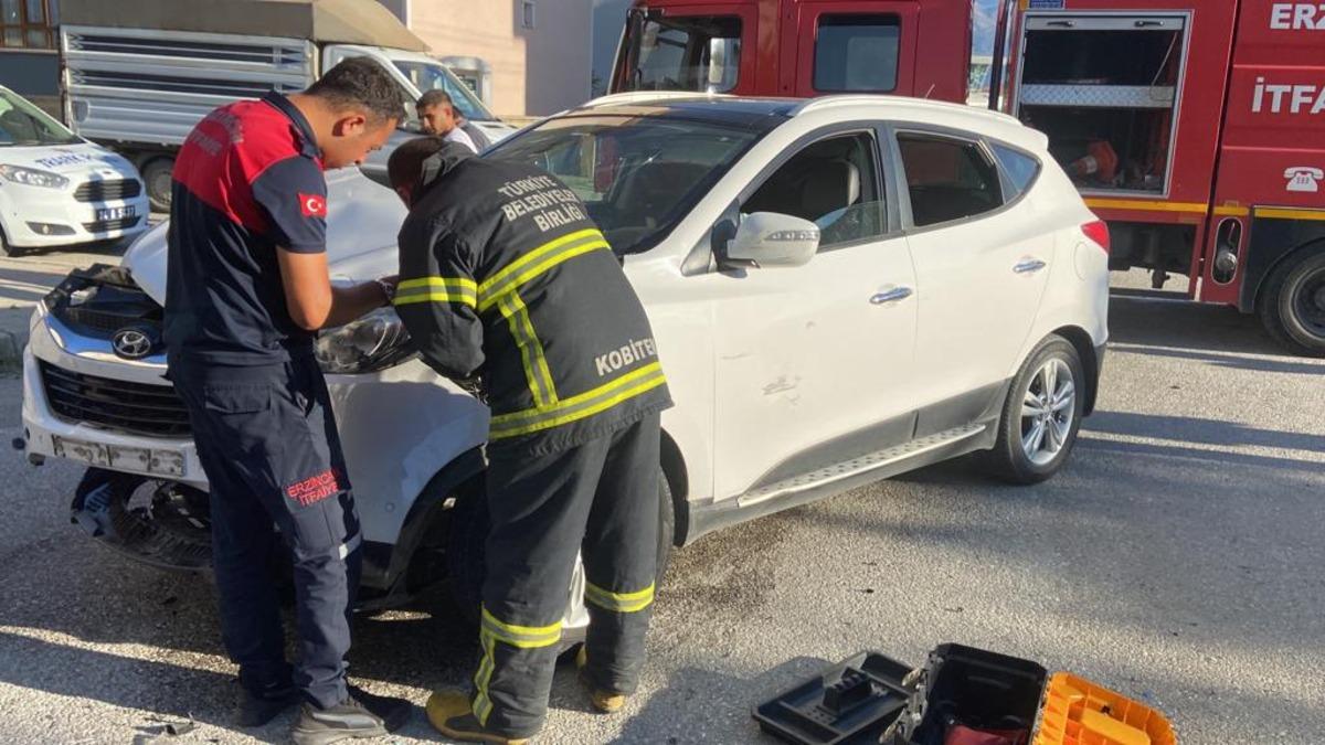 Erzincan'da kaza yapan aracın &ccedil;arptığı bah&ccedil;e duvarı &ccedil;ocuğun &uuml;zerine devrildi