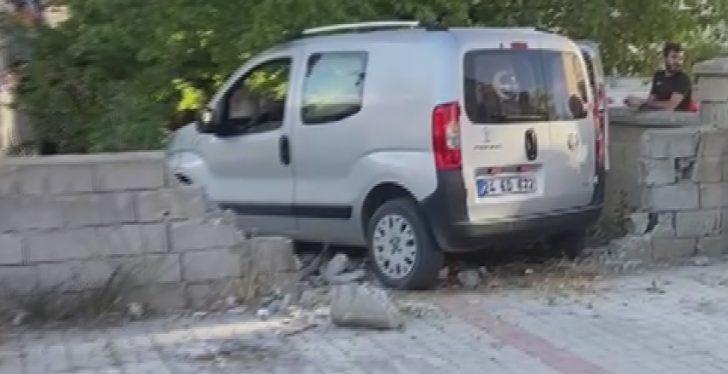 Erzincan'da kaza yapan aracın çarptığı bahçe duvarı çocuğun üzerine devrildi G2