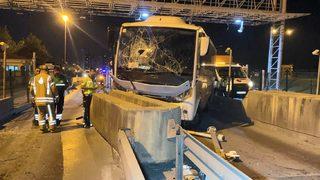 Esenyurt'ta kontrolden çıkan servis midibüs gişelere çarptı! Çok sayıda yaralı var