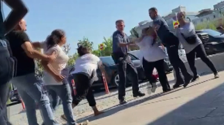 Hastane önünde birbirlerine girdiler! Terlikler, yumruklar havada uçuştu