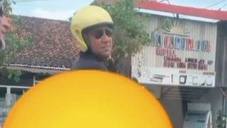 Şaşkına çevirdi! Anayolda, motosiklet hareket ederken ayağa kalkıp uluorta idrarını yaptı