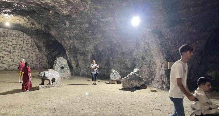 Yerin 150 metre altında! Turistler Hititler döneminden kalan Tuz Mağarası’na yoğun ilgi gösterdi 