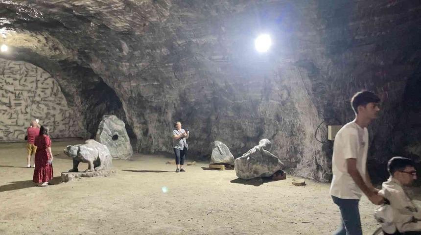 Yerin 150 metre altında! Turistler Hititler döneminden kalan Tuz Mağarası’na yoğun ilgi gösterdi 