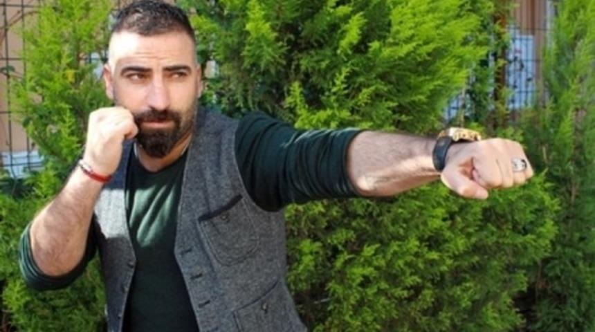 İzmir'de yol verme kavgasında, boks&ouml;r 8 kişiyi d&ouml;vd&uuml;