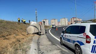 Başakşehir'de devrilen beton mikserinin şoförü ağır yaralandı