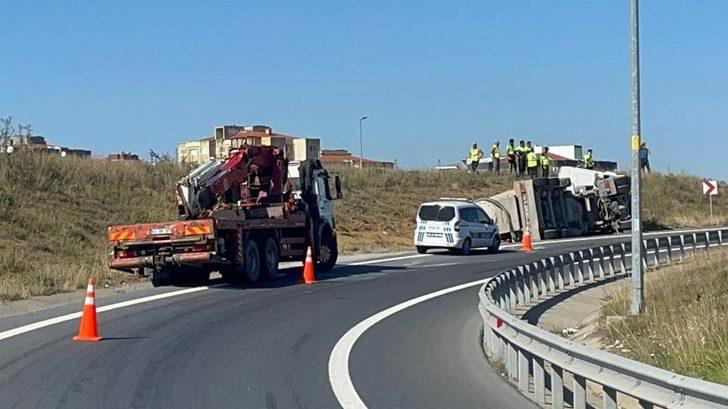 Başakşehir'de devrilen beton mikserinin şoförü ağır yaralandı G2