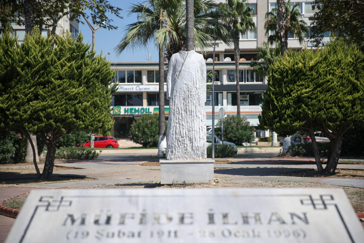 Mersin sahilindeki kadın belediye başkanı heykelinin baş ve elleri kırıldı