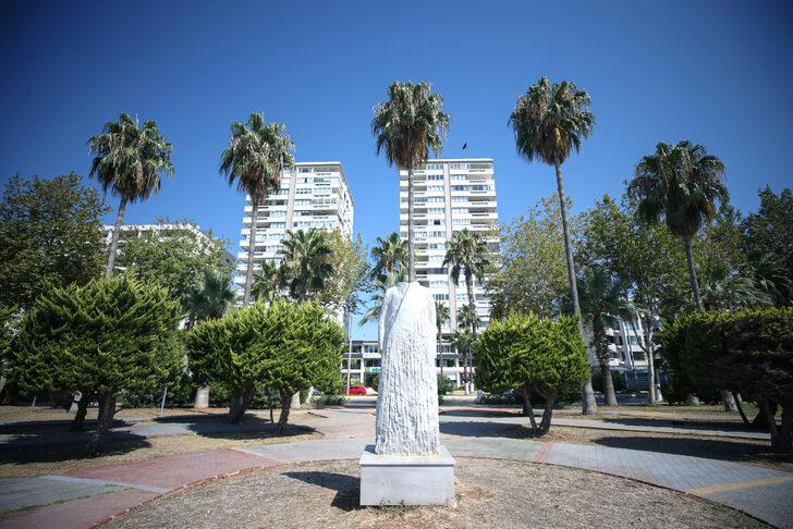 Mersin sahilindeki kadın belediye başkanı heykelinin baş ve elleri kırıldı G3