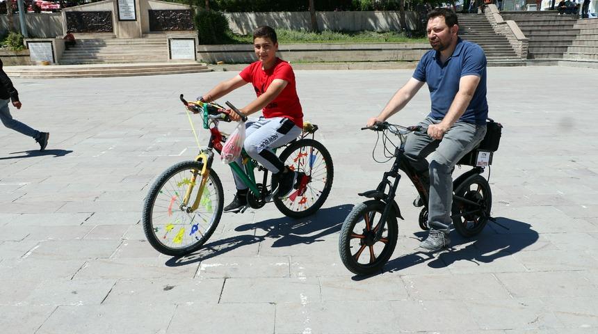 Hurda ve atık malzemelerden yaptı! 50 kuruşla 45 kilometre yol gidiyor