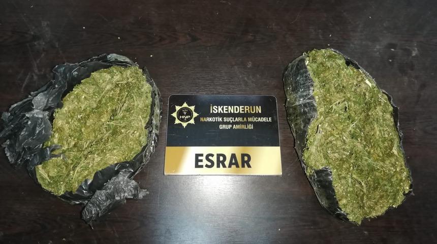 Hatay'da otomobilin tamponunda 1 kilo 65 gram esrar bulundu