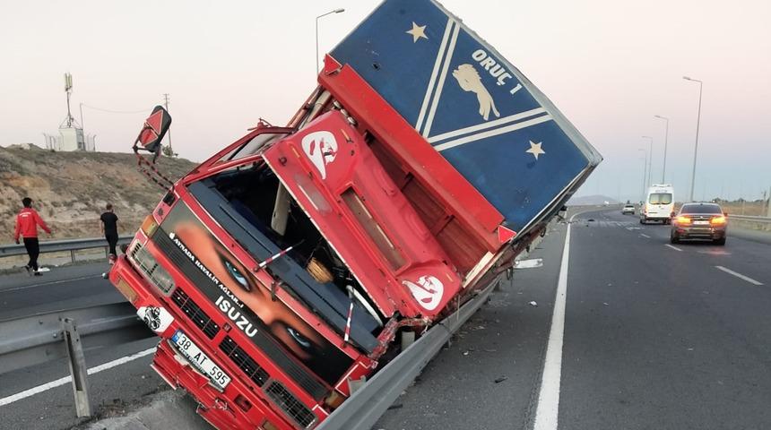 Kayseri'de devrilen kamyondaki 1 kişi öldü, 1 kişi yaralandı