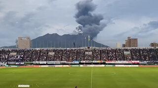 Japonya'da ilginç olay! Maç oynanırken yanardağ patladı fakat maçın hakemi skandal bir olaya imza attı