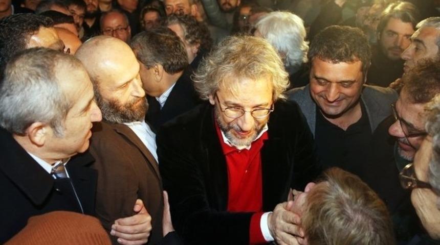 Can D&uuml;ndar ve Erdem G&uuml;l 92 g&uuml;n sonra tahliye edildi